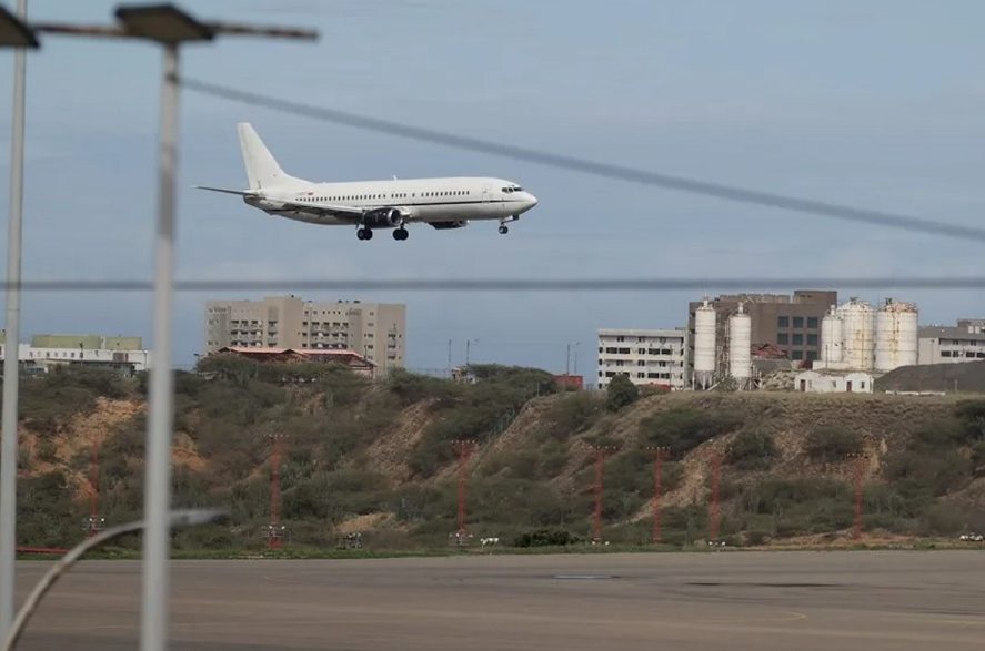 Llega a Venezuela avión de EU con migrantes en medio crisis imagen