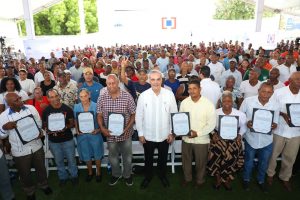 SC: Abinader inaugura obras y entrega títulos de propiedad SC: Abinader inaugura obras y entrega títulos de propiedad