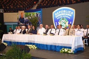 Abinader juramenta más de dos mil nuevos agentes policiales