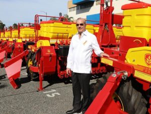 Abinader entrega maquinarias reducirían mano obra extranjera