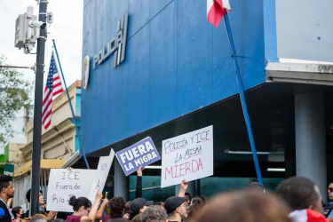 P. RICO: Protestan en cuartel tras arrestos de dominicanos P. RICO: Protestan en cuartel tras arrestos de dominicanos