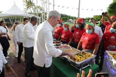 Abinader anuncia 15 millones de almuerzos y cenas navideñas