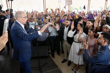 Danilo cuestiona desempeño del Gobierno en ayudas y educación