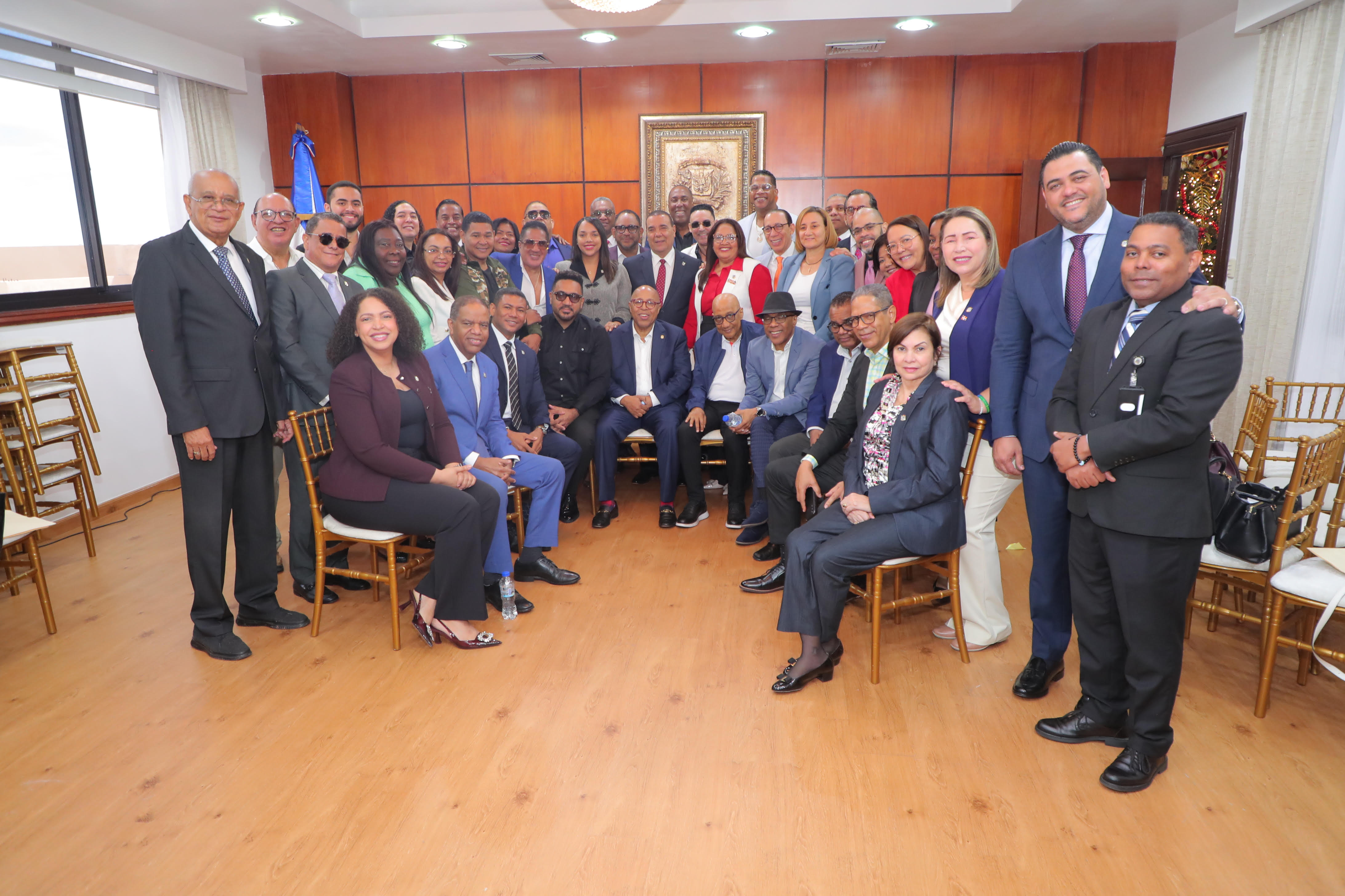 Diputados se reúnen con merengueros y bachateros imagen