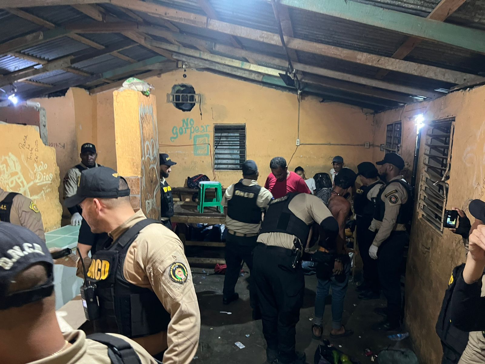 DNCD decomisa narcóticos y apresa a 10 en barrio Capotillo imagen