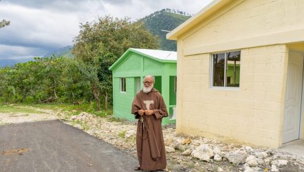 Fundación entrega viviendas a familias de zona de Elías Piña