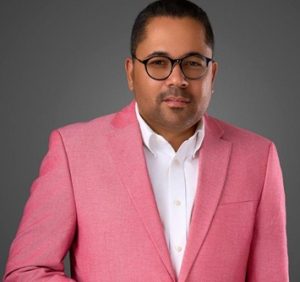 Leonel solo en el escenario