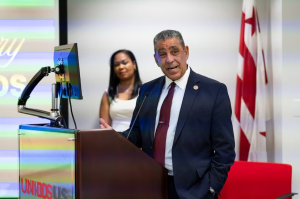 EU: Espaillat aplaude bloqueo entrega de datos de IRS al ICE