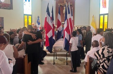 Numerosas personas asisten al sepelio del músico Henry Hierro Numerosas personas asisten al sepelio del músico Henry Hierro