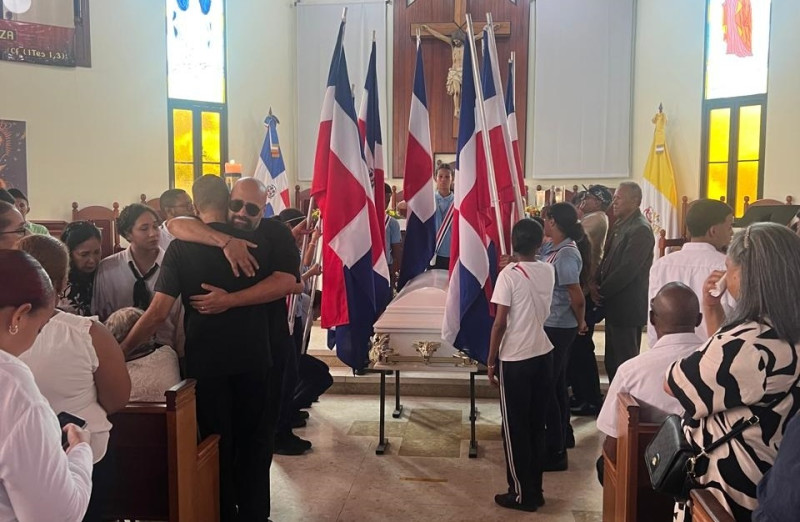 Decenas de personas asisten al sepelio del músico Henry Hierro imagen