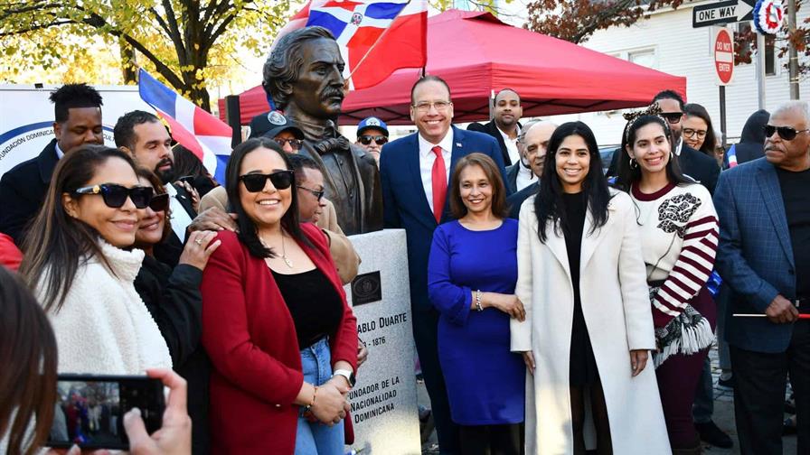 BOSTON: Develan primera etapa del busto de Juan Pablo Duarte imagen