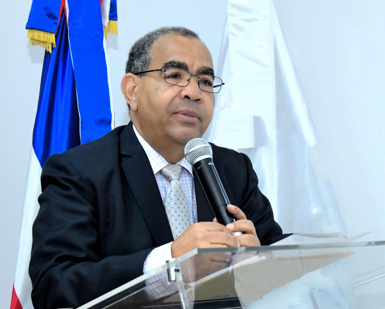 Acogen en universidades extranjeras libros periodista RD imagen