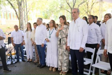 Presidente y la Vice comparten con familias y niños de Santiago Presidente y la Vice comparten con familias y niños de Santiago