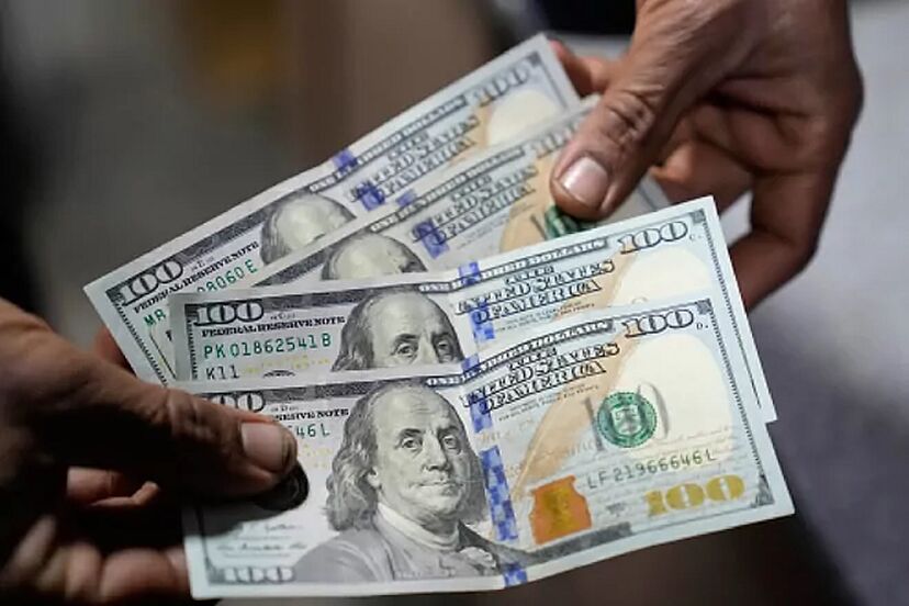 El dólar bajó otros 61 cts; este miércoles era vendido a $62.97