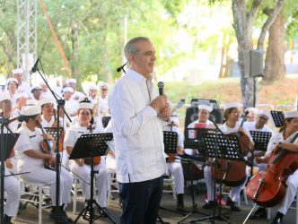 Presidente y vice RD comparten villancicos con familias y niños