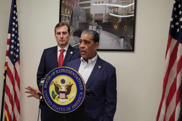 NY: Adriano Espaillat logra acceso a centro detención ICE
