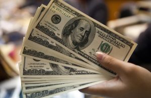 El dólar bajó otros 28 cts; este lunes era vendido a RD$63.72 El dólar bajó otros 28 cts; este lunes era vendido a RD$63.72