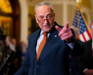 EU: Senador amenaza con limitar los poderes de guerra de Trump