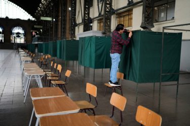Chile vota este domingo entre comunista y un ultraderechista Chile vota este domingo entre comunista y un ultraderechista