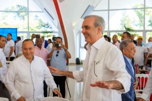 Abinader resalta trabajo de los periodistas en Palacio Nacional