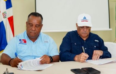 Firman acuerdo para embellecer estadios béisbol y otras áreas Firman acuerdo para embellecer estadios béisbol y otras áreas