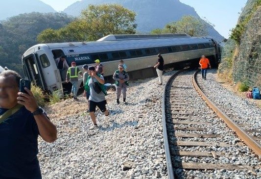 MEXICO: Al menos 13 muertos al descarrilar tren Interoceánico MEXICO: Al menos 13 muertos al descarrilar tren Interoceánico