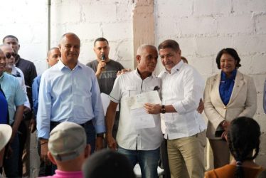 Gobierno entrega RD$111 MM  productores afectados tormenta