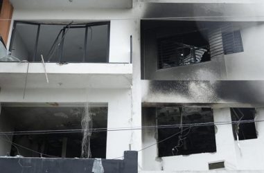 Clausuran edificio y evacúan a los residentes tras una explosión Clausuran edificio y evacúan a los residentes tras una explosión