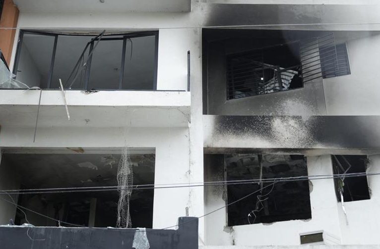 Clausuran edificio y evacúan a los residentes tras explosión Clausuran edificio y evacúan a los residentes tras explosión