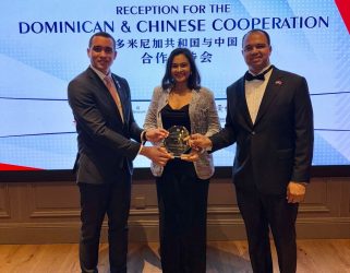 CHINA: Reconocen productora de miel dominicana
