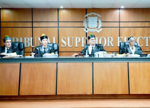 Reeligen a presidente y otros dos miembros titulares del TSE