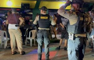 SANTIAGO: Detienen 3, ocupan armas, drogas en allanamientos