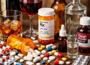 Advierten sobre consecuencias de mezclar alcohol y medicinas