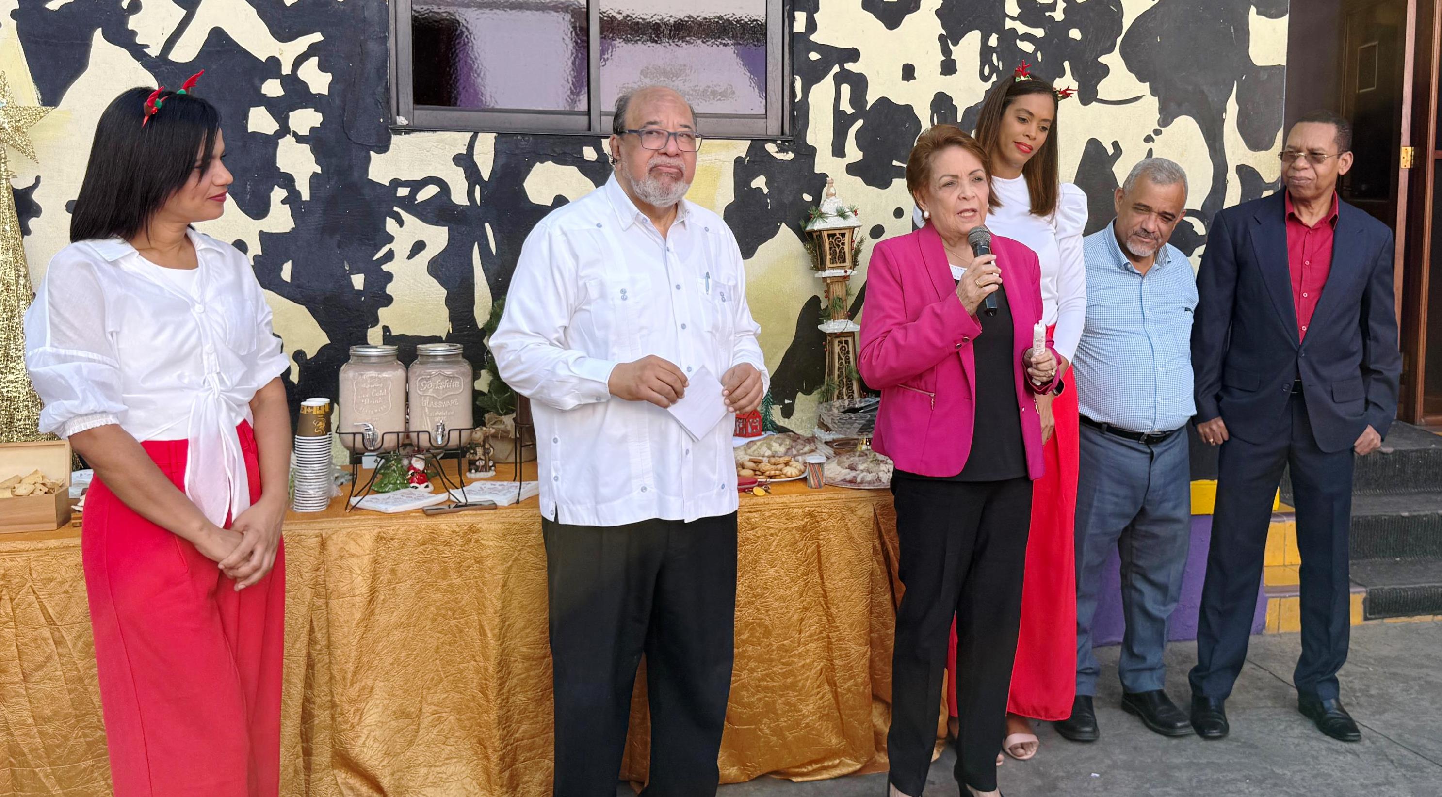 PLD agasajó su personal como bienvenida a las navidades imagen