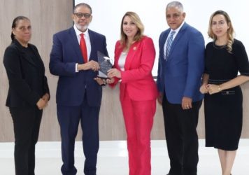 Gobierno dominicano reconoce a arqueóloga Kathleen Martínez Gobierno dominicano reconoce a arqueóloga Kathleen Martínez