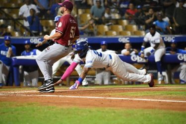 Licey blanquea a los Gigantes; Aguilas superan a los Leones Licey blanquea a los Gigantes; Aguilas superan a los Leones