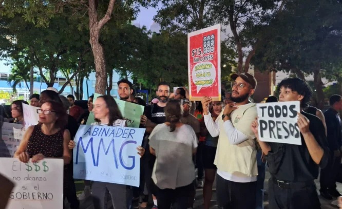 Protestan frente a Procuraduría contra la corrupción en Senasa imagen