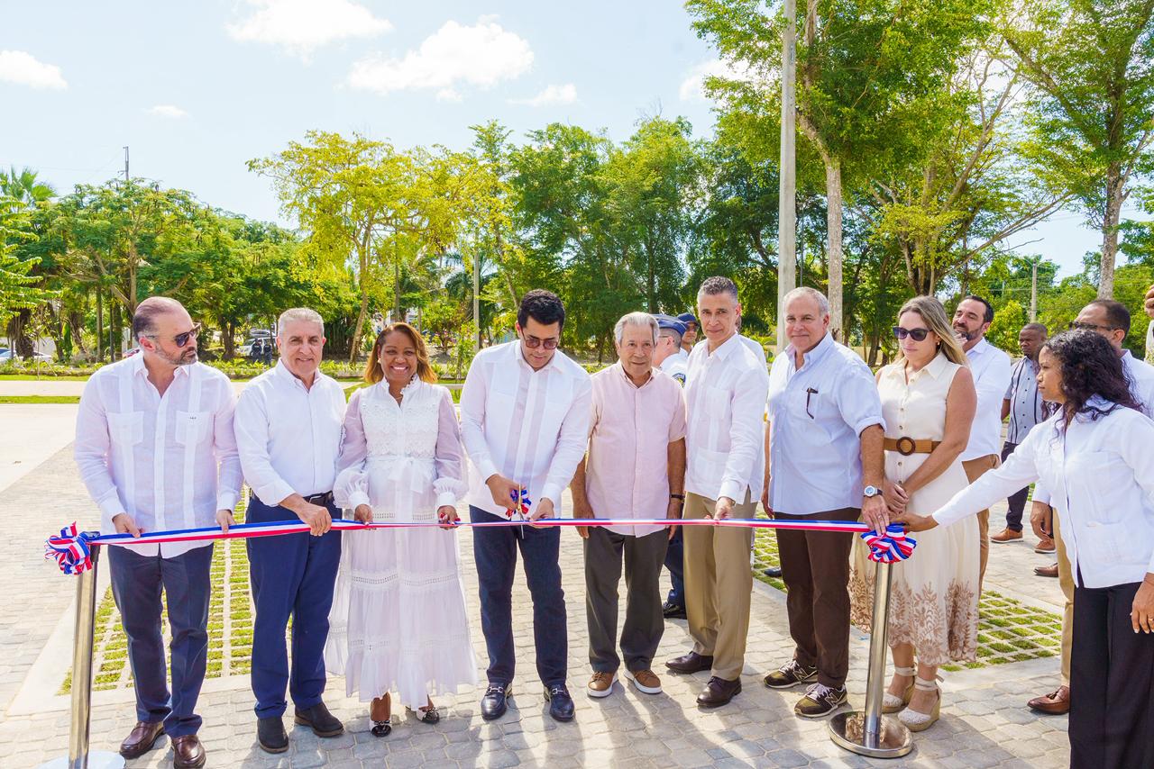Collado inaugura en Bayahíbe un parqueo para 200 vehículos Collado inaugura en Bayahíbe un parqueo para 200 vehículos