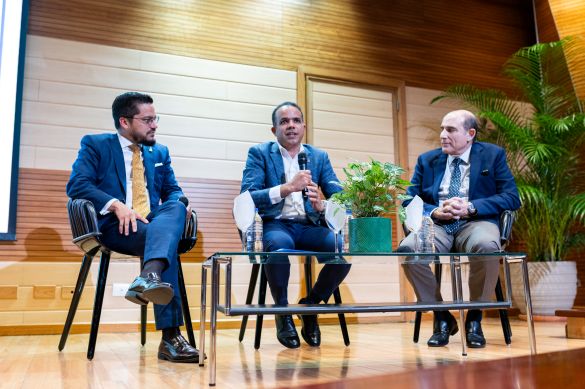 Expertos plantean claves para acelerar desarrollo desde Cibao imagen