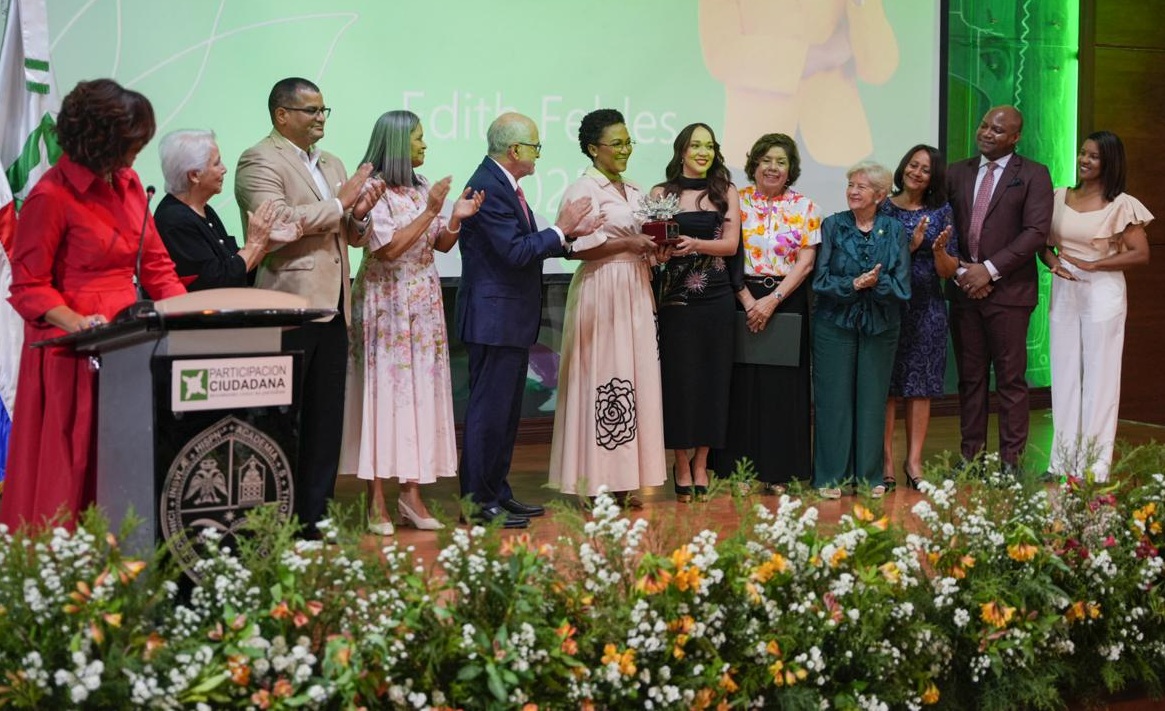 Entregan a la periodista Edith Febles galardón anticorrupción imagen