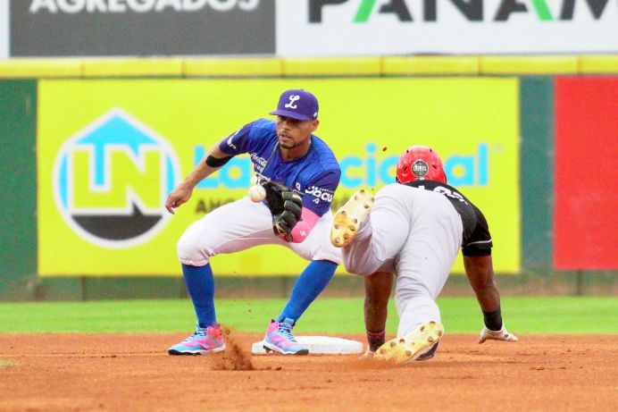 Aguilas y Gigantes triunfan; el
Licey deja tendido al Escogido imagen