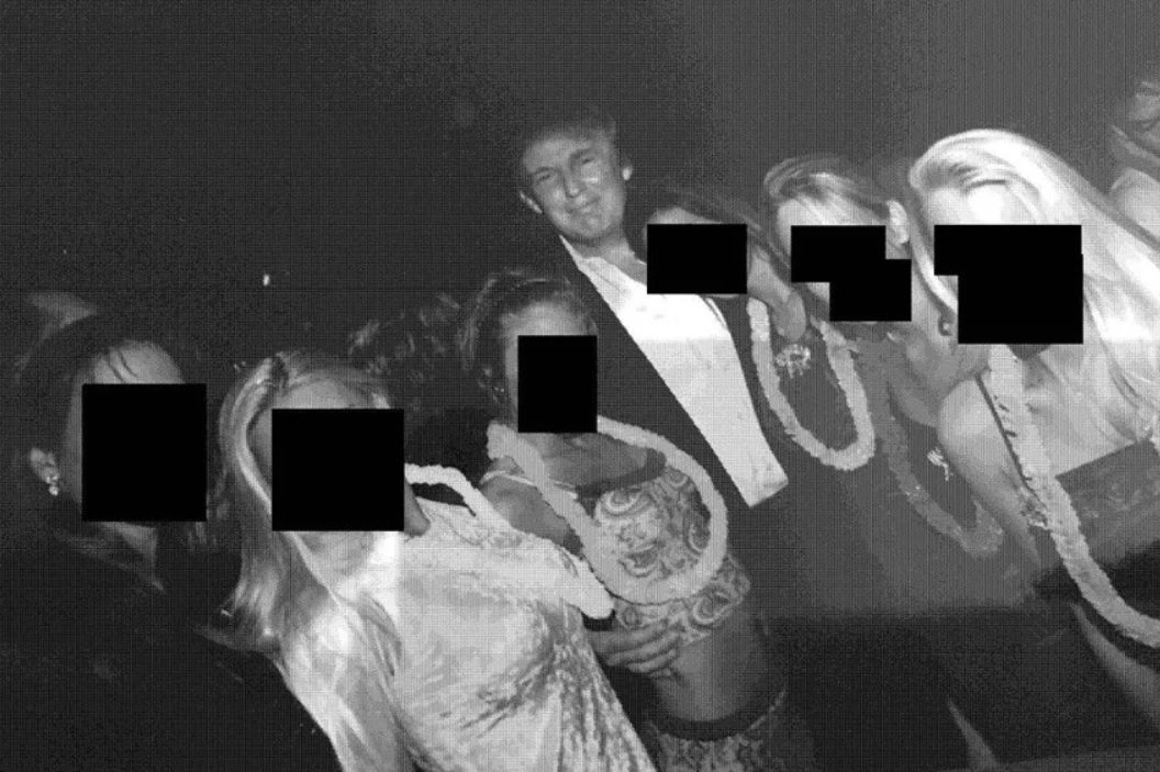 Publican fotos de Trump con mujeres en mansión de Epstein Publican fotos de Trump con mujeres en mansión de Epstein