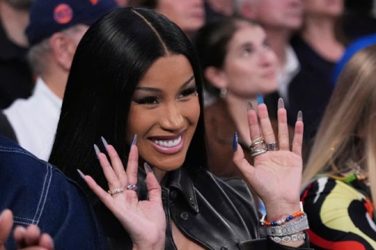 Cardi B enseña español a su hija de un año