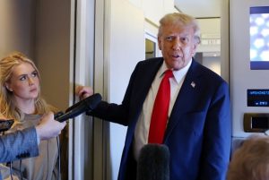 Trump pide cancelar licencias a televisoras que le son críticas