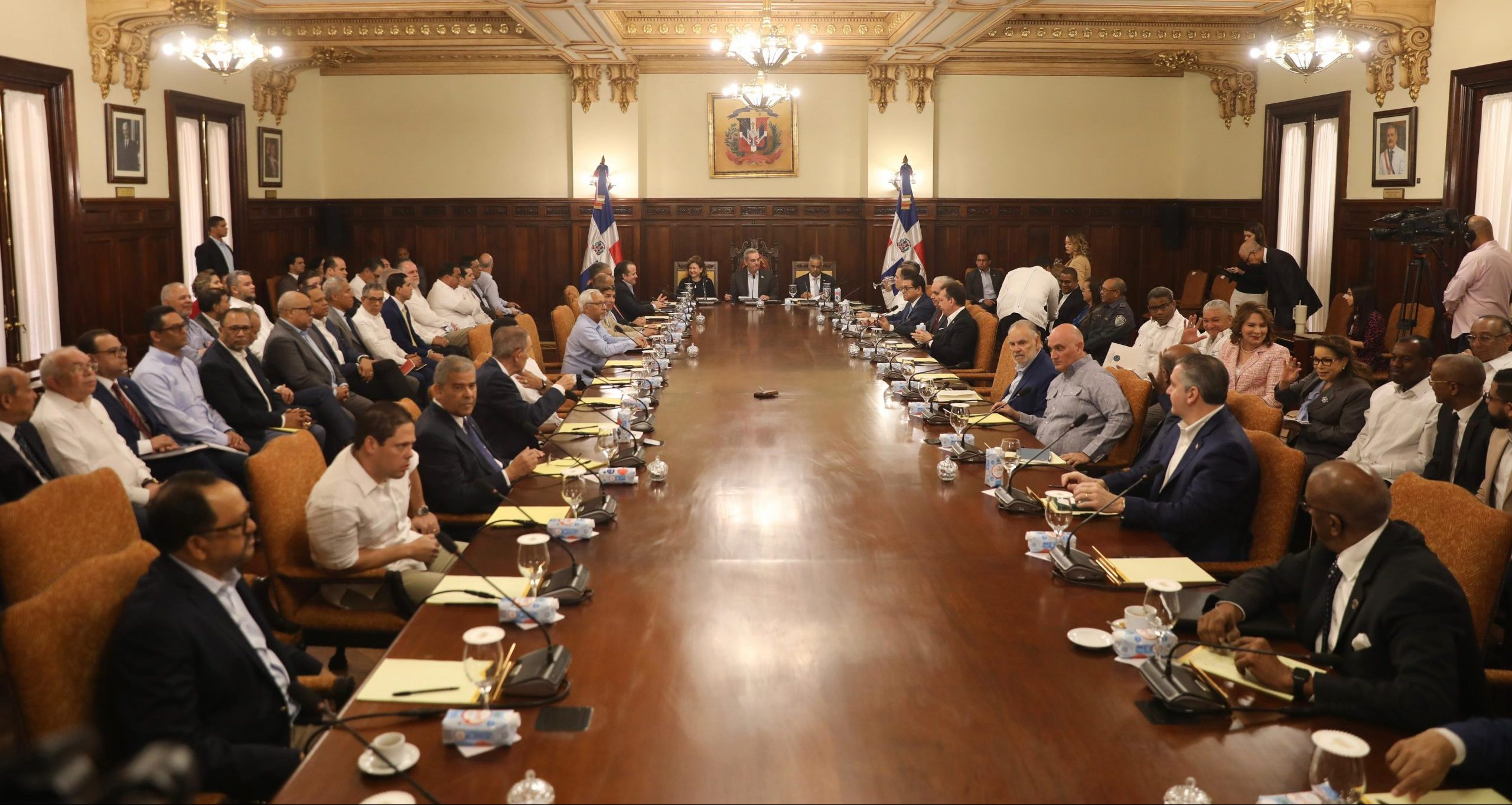 Presidente Abinader convoca consejo ministros y directores Presidente Abinader convoca consejo ministros y directores