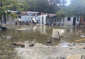 Rotura tubería inunda casas y causa daños en zona del Cibao