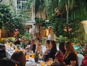 Embajador de China y esposa gasajan a damas dominicanas Embajador de China y esposa gasajan a damas dominicanas