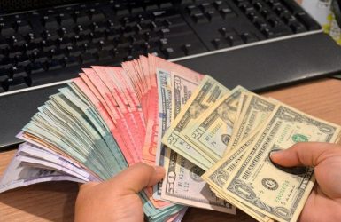 El dólar bajó otros 17 centavos; este viernes era vendido $62.79