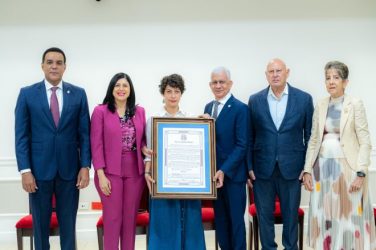 Senado reconoce trayectoria de José Cestero y Carmen Heredia