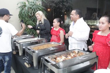 Miavisión y King Radio 93.3 FM celebran llegada de la Navidad Miavisión y King Radio 93.3 FM celebran llegada de la Navidad